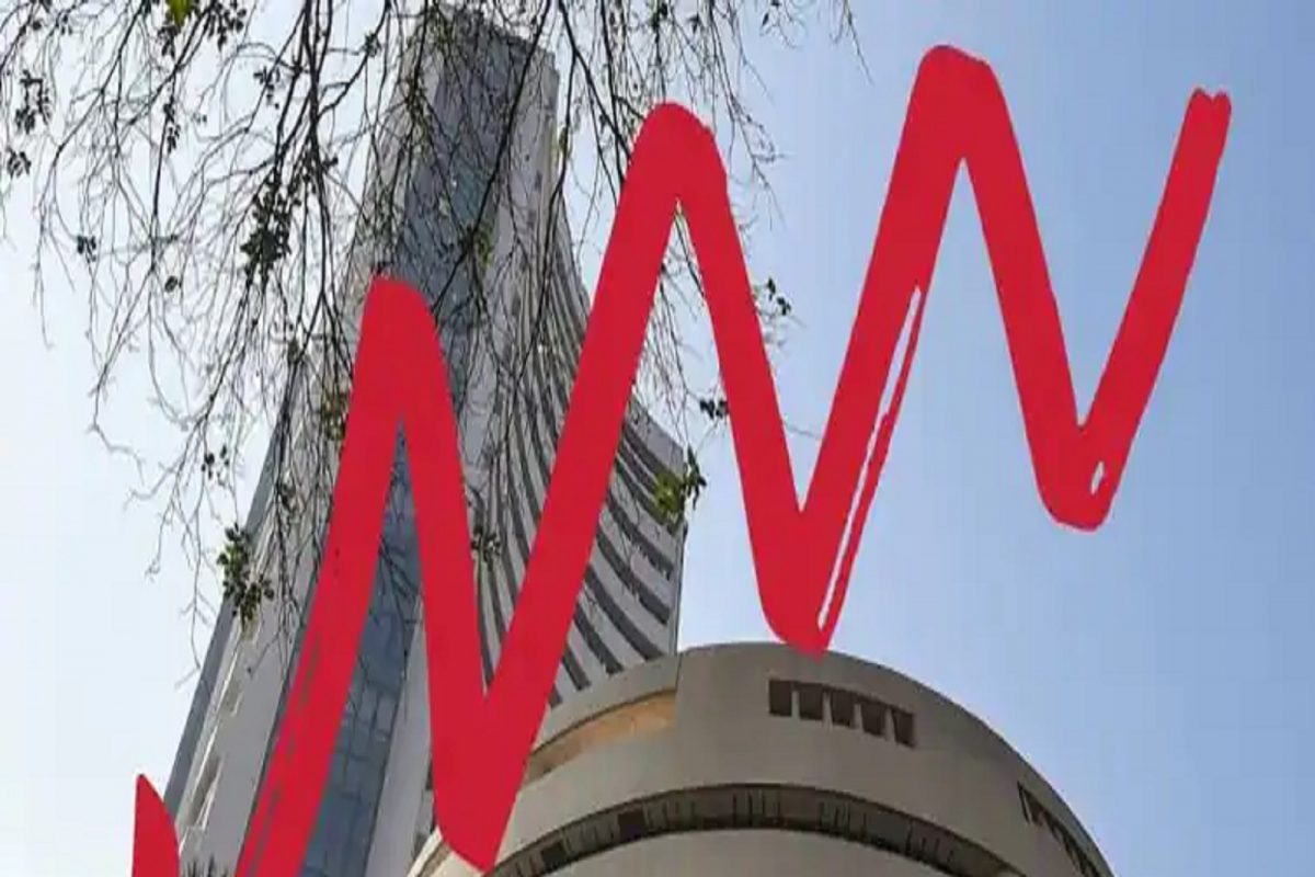 Share Market updates: शेअर मार्केटवर Omicron चा परिणाम, Sensex आणि Nifty मध्ये मोठी घसरण