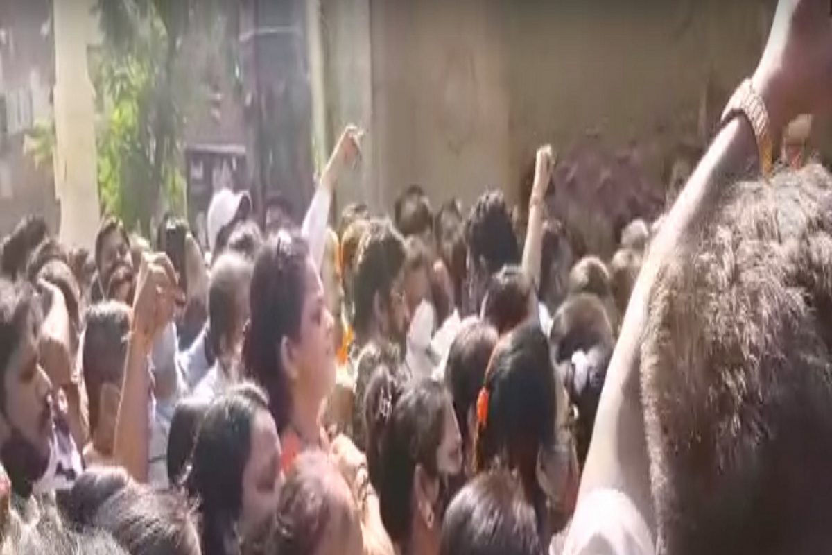 बंगळुरूतील घटनेचे मुंबईत पडसाद, शिवाजी पार्कात शिवसेनेचे आंदोलन, शिवसैनिक आणि पोलिसांत झटापट