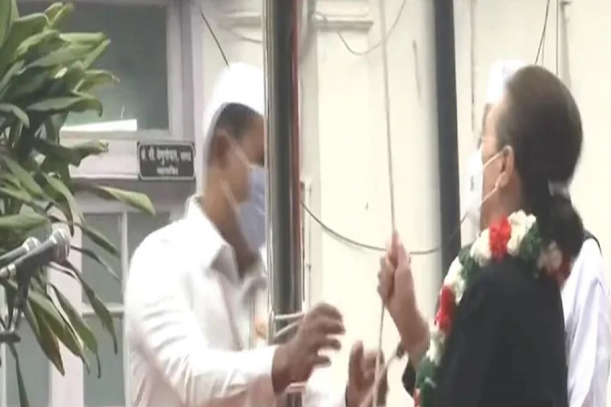 काँग्रेस स्थापना दिन: सोनिया गांधी झेंडा फडकवताना घडलं असं काही की Video झाला व्हायरल