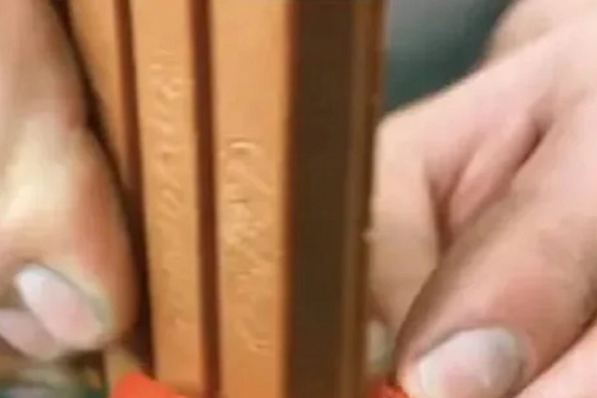 कसं शक्य आहे? KitKat Chocolate ने कापला टोमॅटो; VIDEO पाहून नेटिझन्स हैराण