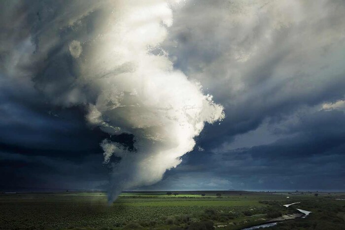 अमेरिकेच्या नॅशनल वेदर सर्व्हिसनुसार (National Weather Services) चक्रीवादळे जगात कधीही येऊ शकत असली तरी अमेरिकेत सर्वाधिक संख्येने येतात. अमेरिकेत, कॅन्सस, ओक्लाहोमा, टेक्सास यांसारख्या मैदानी भागात बहुतेकदा चक्रीवादळे येतात. यानंतर ते रॉकी पर्वतश्रेणीच्या भागात सामान्य आहेत. ही शक्तिशाली वादळे नेमकी कशी तयार होतात याचा शोध शास्त्रज्ञांनाही लावता आलेला नाही. (प्रतिकात्मक फोटो: शटरस्टॉक)