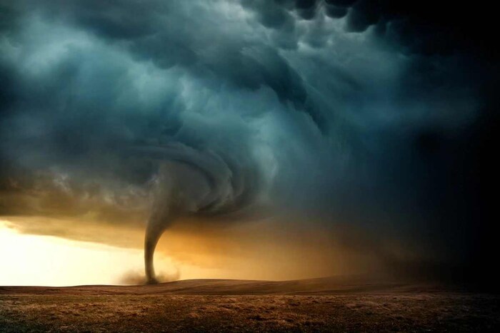 NOAA विश्लेषणानुसार, वादळाच्या आत वरच्या दिशेने जाणारा अतिशय शक्तीशाली वारा असतो, जो सिलेंडरसारखा आकार घेतो. वाढती हवा फिरणारा सिलेंडर उचलते. हवेचा हा सिलेंडर तळाशी पातळ असतो आणि तो वरच्या बाजूस मोठा होऊन खूप वेगाने फिरू लागतो, ज्याला टॉर्नेडो म्हणतात. NWS म्हणते की चक्रीवादळ खूप वेगाने विकसित आणि गायब होते. अशी वादळं 15 मिनिटे टिकू शकतात. (प्रतिकात्मक फोटो: शटरस्टॉक)