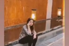 हॉटेलच्या पायरीवर बसून Sara Tendulkar कोणाशी मारत आहे गप्पा? VIDEO व्हायरल