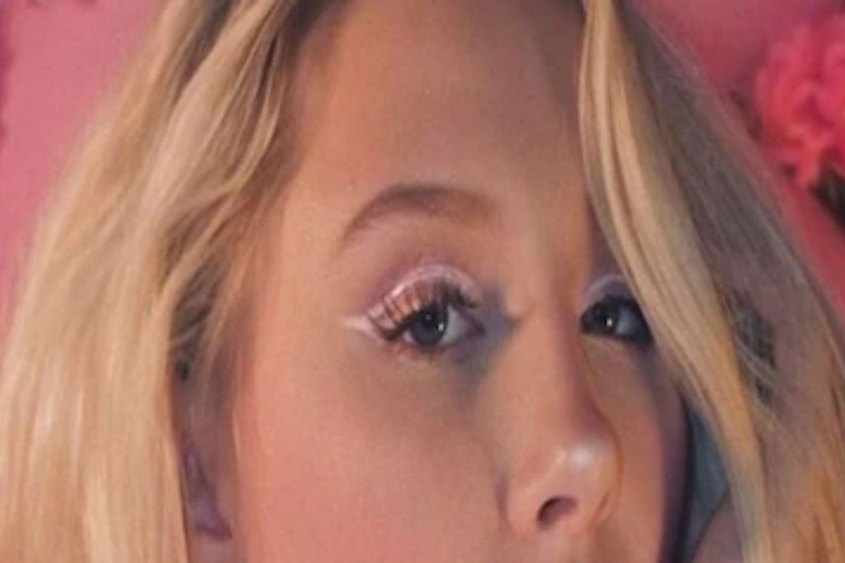 बिकिनी घालून कॉफी सर्व्ह करणाऱ्या युवतीला करावा लागतोय अडचणींचा सामना