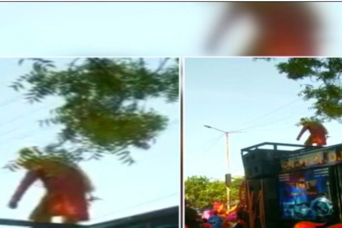 DJ चा आवाज ऐकताच नवरदेव आऊट ऑफ कंट्रोल; छतावर चढून करू लागला डान्स, पाहून घरचेही हैराण, VIDEO