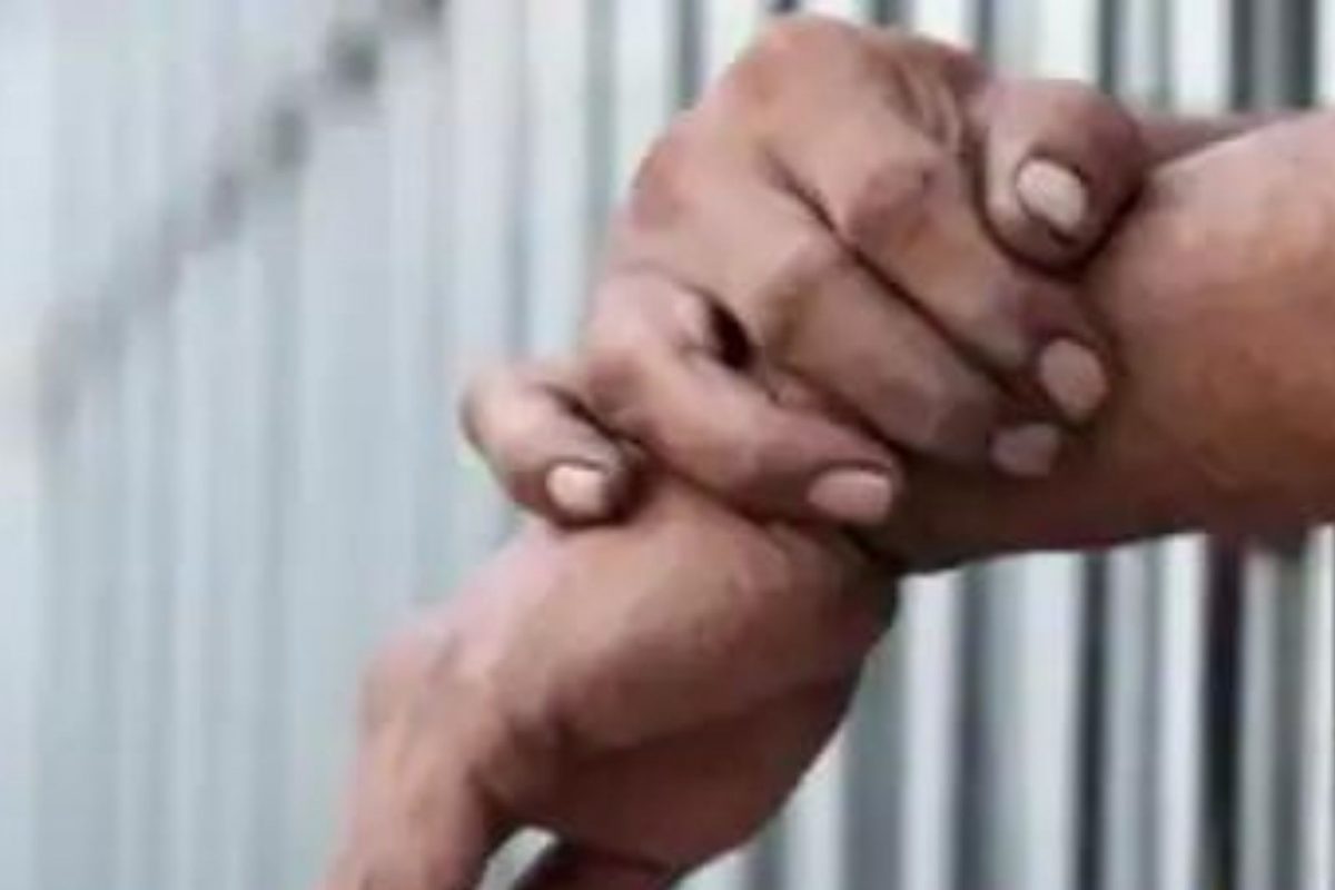 कोणताही गुन्हा न करता तब्बल 4 दशकं तुरुंगात राहिला; अखेर 43 वर्षांनी झाली निर्दोष सुटका