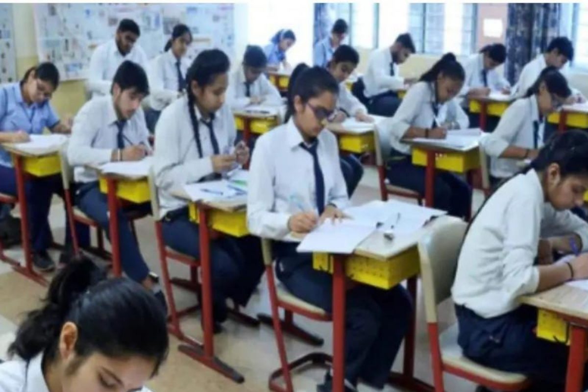 गुजरात दंगलीबाबतच्या त्या प्रश्नामुळे CBSE वादाच्या भोवऱ्यात; ट्विट करून मागितली माफी