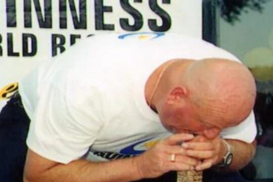 Shocking! रेकॉर्ड बनवण्यासाठी तोंडात पकडले 11 अतिविषारी साप; आता गिनीज बुकने दिला मोठा झटका