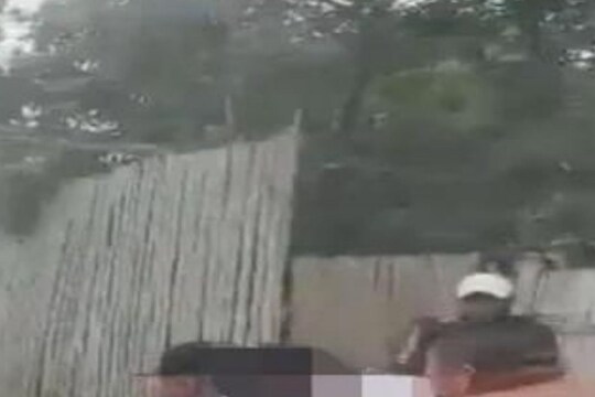 मित्रांनी कबरीतून बाहेर काढला बेस्टफ्रेंडचा मृतदेह; मग बाईकवर बसवलं अन्..., वाचून पाणावतील डोळे