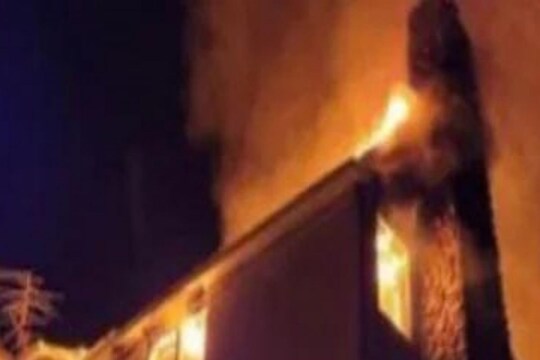 एका सापाने केलं 7 कोटी रुपयांचं नुकसान; डोळ्यादेखत आगीत जळून खाक झालं भलंमोठं घर