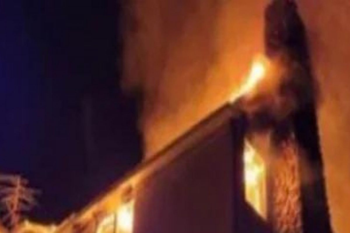 एका सापाने केलं 7 कोटी रुपयांचं नुकसान; डोळ्यादेखत आगीत जळून खाक झालं भलंमोठं घर