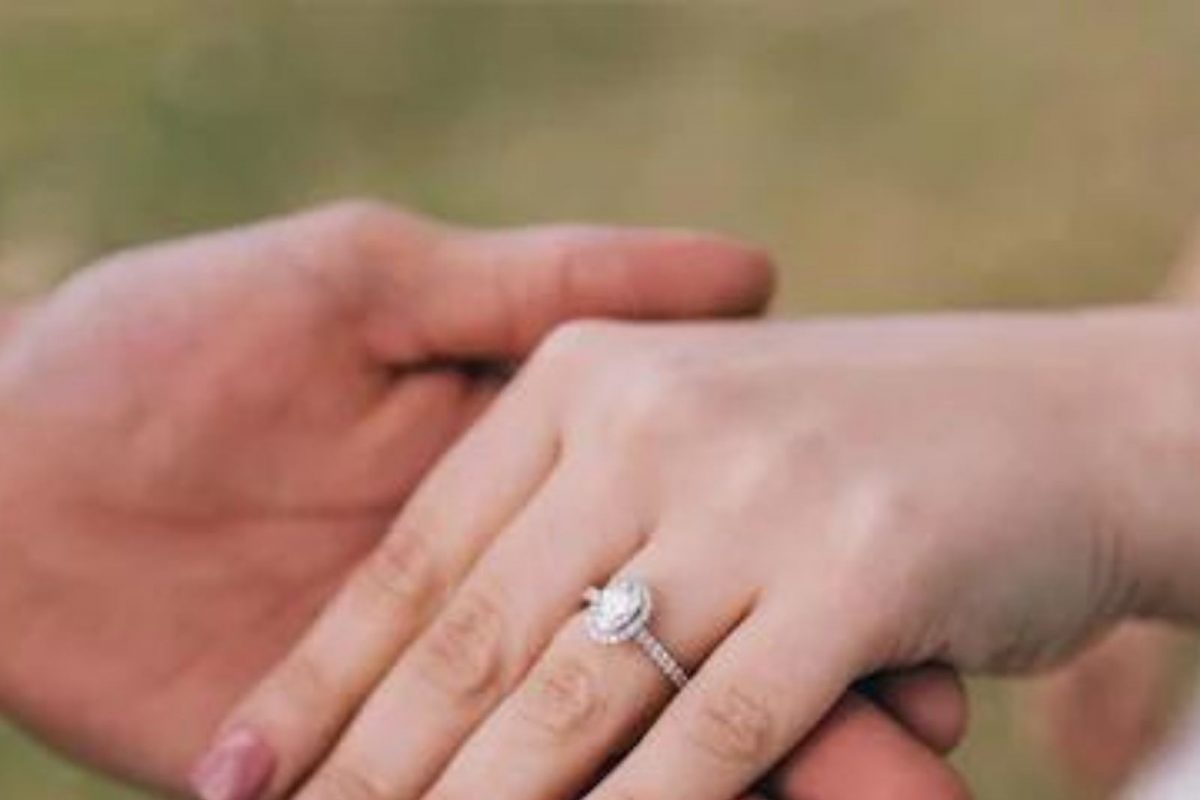 77 वर्षीय वृद्धाच्या प्रेमात पडली 20 वर्षीय तरुणी; खोटं बोलून सुरू झालेलं नातं आता पोहोचलं या वळणावर