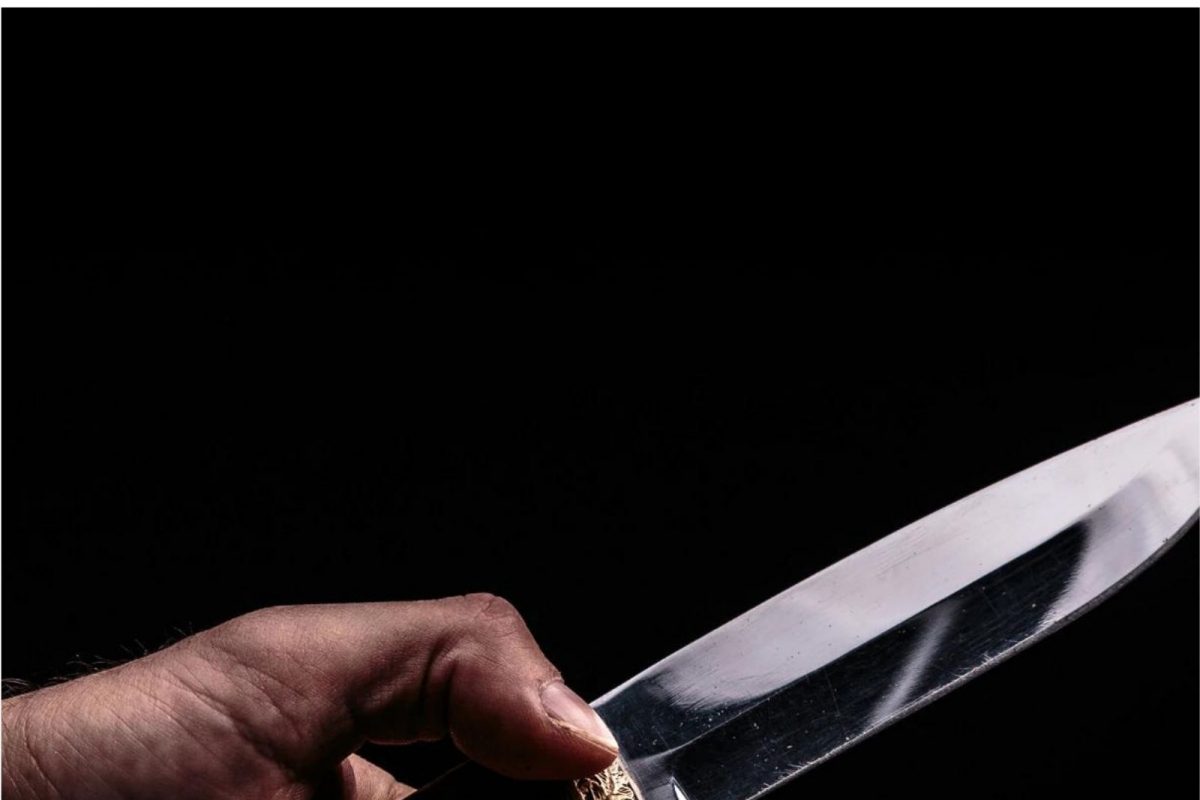 आधी मैत्रिणीचं ATM कार्ड चोरून केली शॉपिंग; मग बेस्टफ्रेंडवरच चाकूने 18 वेळा केला हल्ला अन्...