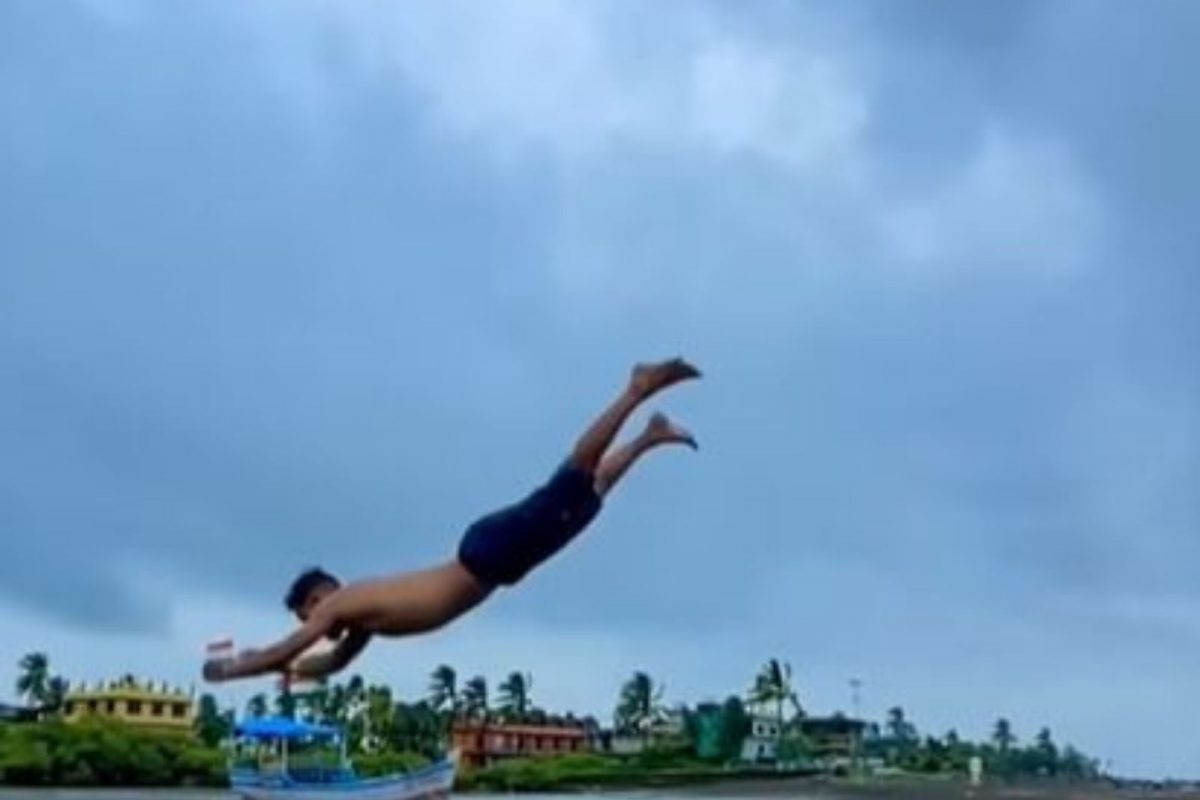 दिमाखात पाण्यात स्टंट करायला गेला अन्...; डोक्यावर पडून तरुणाची झाली अशी अवस्था, VIDEO