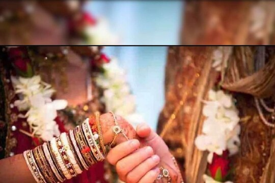 नवरदेव राहिला बाजूला अन् तिसऱ्यानेच साधला डाव; धावत येत नवरीच्या भांगात भरलं कुंकू, विचित्र घटनेचा VIDEO