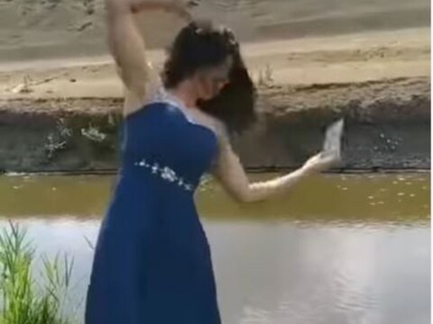 व्हिडिओमध्ये एक तरुणी कॅनॉलच्या काठावर उभी राहून वेगवेगळ्या पोझमध्ये सेल्फी घेताना दिसते. मात्र इतक्यात तिच्यासोबत असं काही घडतं की ती थेट कॅनॉलमध्ये पडते