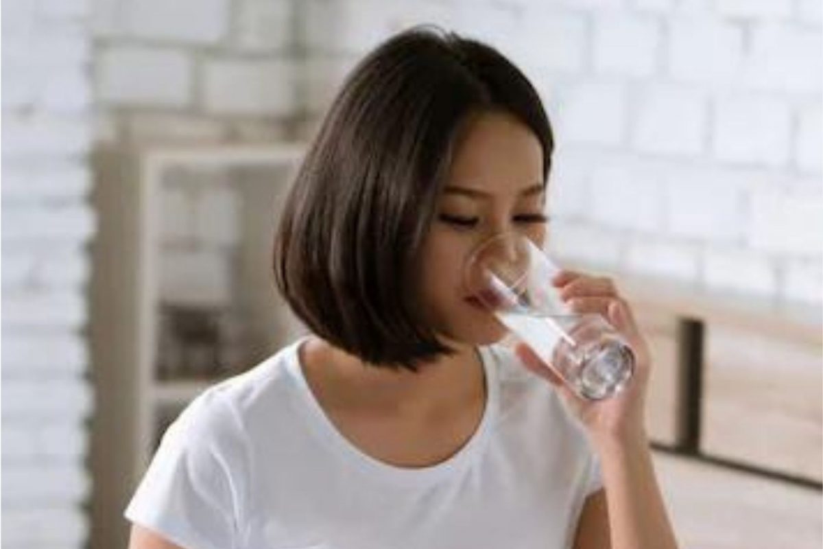वजन कमी करण्यापासून केस आणि किडनीच्या आरोग्यापर्यंत; जाणून घ्या ब्रश करण्यापूर्वी पाणी पिण्याचे फायदे