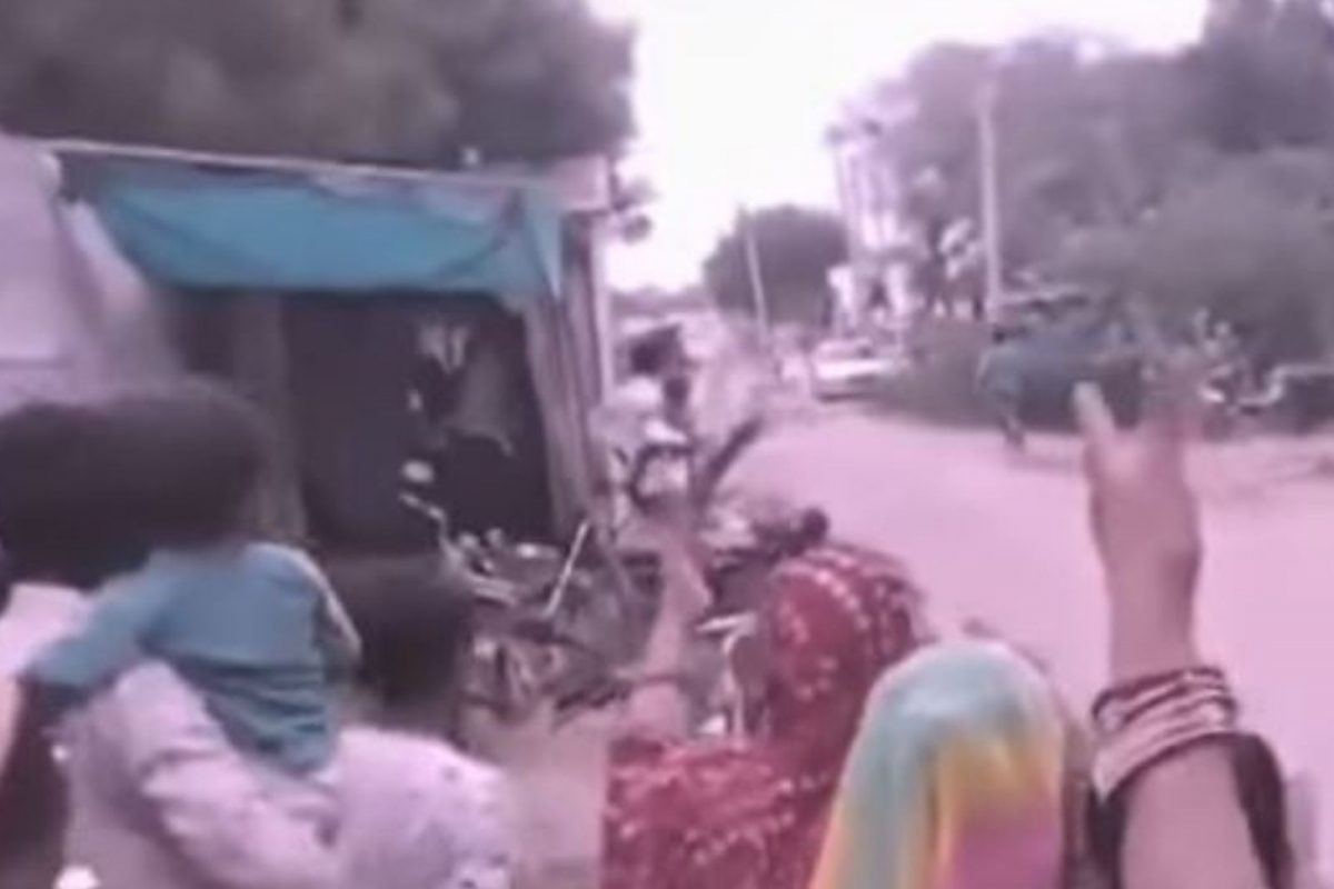 पाहुणे ओरडत राहिले अन् नवरदेवाला घेऊन घोडा फरार झाला; कधीही पाहिली नसेल अशी अजब वरात, VIDEO