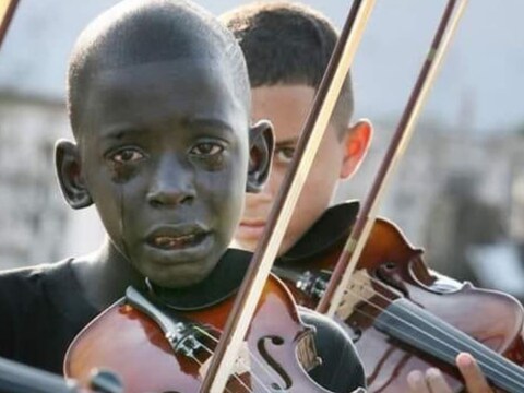 Emotional Photo Viral: हे छायाचित्र 2-3 लहान मुलांचे आहे, जे व्हायोलिन वाजवताना दिसत आहेत. यामध्ये एक मुलगा रडताना दिसत आहे