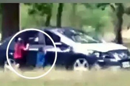मुलांना बाहेर उभा करून कारमध्ये बॉयफ्रेंडसोबत करू लागली रोमान्स; महिलेचं संतापजनक कृत्य व्हायरल, VIDEO