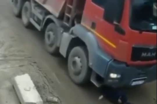 धक्का देत अंगावरून गेला ट्रक, पण महिलेला खरचटलंही नाही; कॅमेऱ्यात कैद झाला थरार, VIDEO