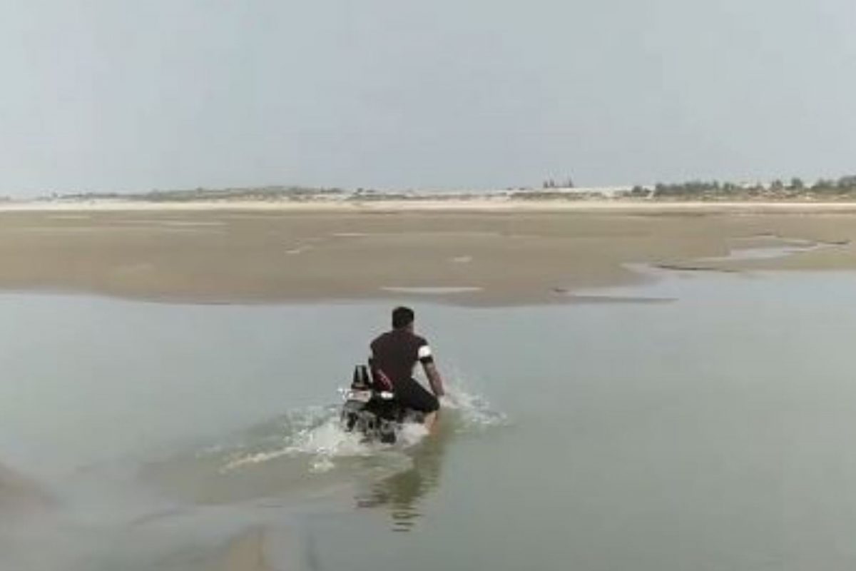 दुचाकी घेऊन थेट नदीत गेला अन्...; तरुणाची झालेली फजिती पाहून लावाल डोक्याला हात, VIDEO