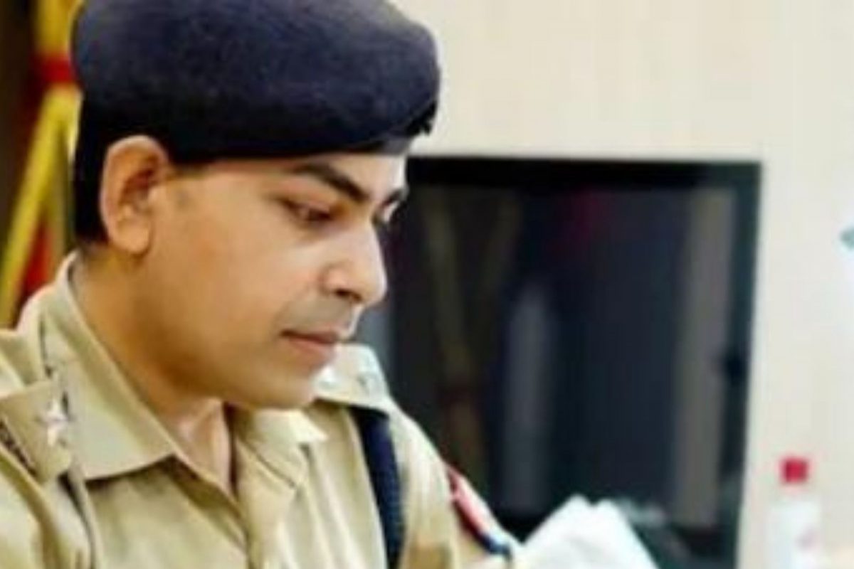 VIDEO: 'मैं खाकी हूं': पोलीस दलाला सलाम करणारी IPS अधिकाऱ्याने लिहिलेली कविता पुन्हा व्हायरल