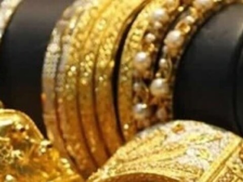 सोन्या-चांदीच्या (Gold-Silver rate) किमती रोज बदलतात. त्याची किंमत दिवसातून दोनदा प्रसिद्ध केली जाते. एकदा सकाळचे दर जाहीर केले जातात, तर संध्याकाळी देखील दुसरी किंमती जाहीर केली जाते.