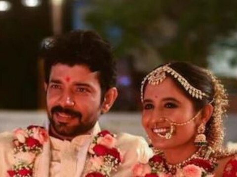 अभिनेता विनीत कुमार सिंगने   (Vineet Kumar Singh)  नुकताच त्याच्या इंस्टाग्रामवर दोन फोटो शेअर केले आहेत. या फोटोंद्वारे विनीतने सांगितले की, त्याने त्याची लॉंगटाईम गर्लफ्रेंड रुचिरा गोरमारेसोबत   (Ruchira Gormaray)   लग्न केले आहे. 