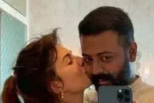 महाठग सुकेशला Kiss करताना दिसली जॅकलिन; VIRAL फोटो पाहून चाहते चकित