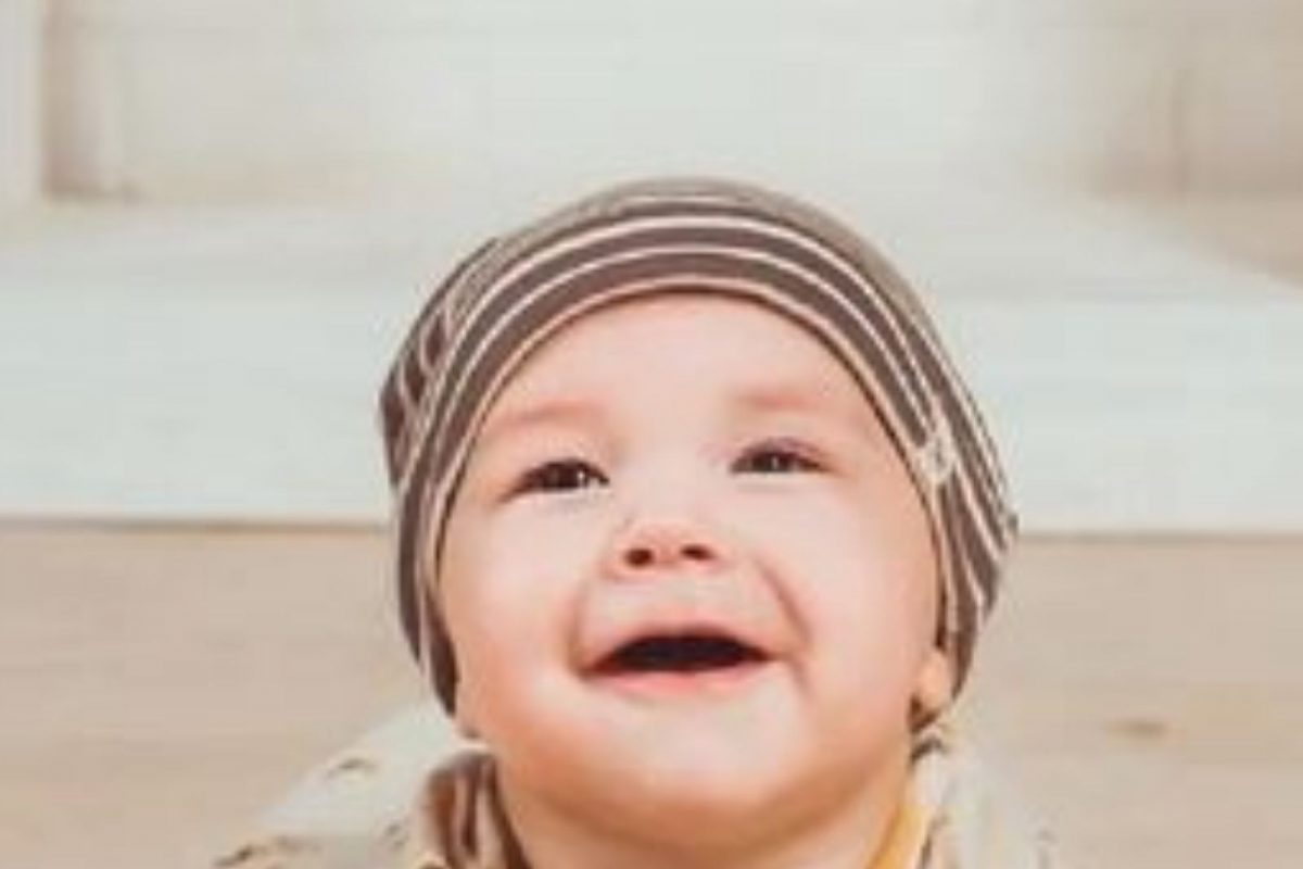 जन्माच्या किती दिवसानंतर मुलांना समजू लागतं आपलं बोलणं; हाव-भावने देतात प्रतिसाद