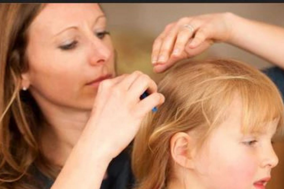 बापरे! तरुणीच्या मानेभोवती फिरायच्या उवा; लेकीची अवस्था पाहून आईने पहिलं केलं हे काम!