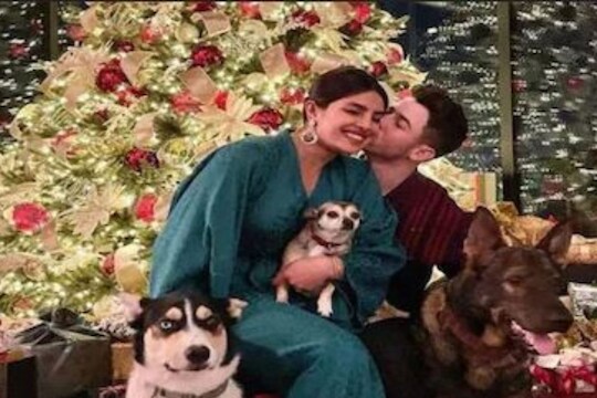 प्रियांकाला KISS करत पती निकने दिल्या ख्रिसमसच्या शुभेच्छा; शेअर केला रोमँटिक PHOTO