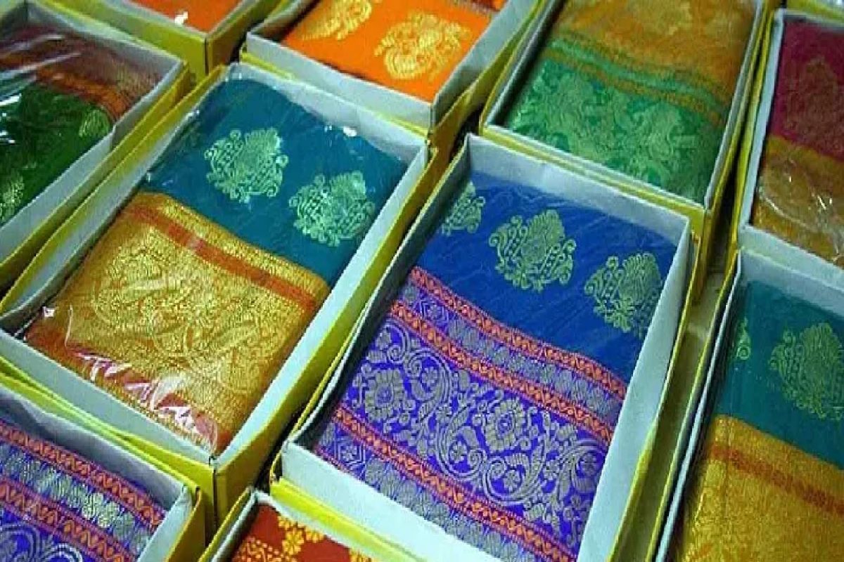 25 वर्षांची नोकरी, 30 लाखांच्या साड्या; विश्वासघाताची ही कहाणी ऐकून तुम्हालाही बसेल धक्का