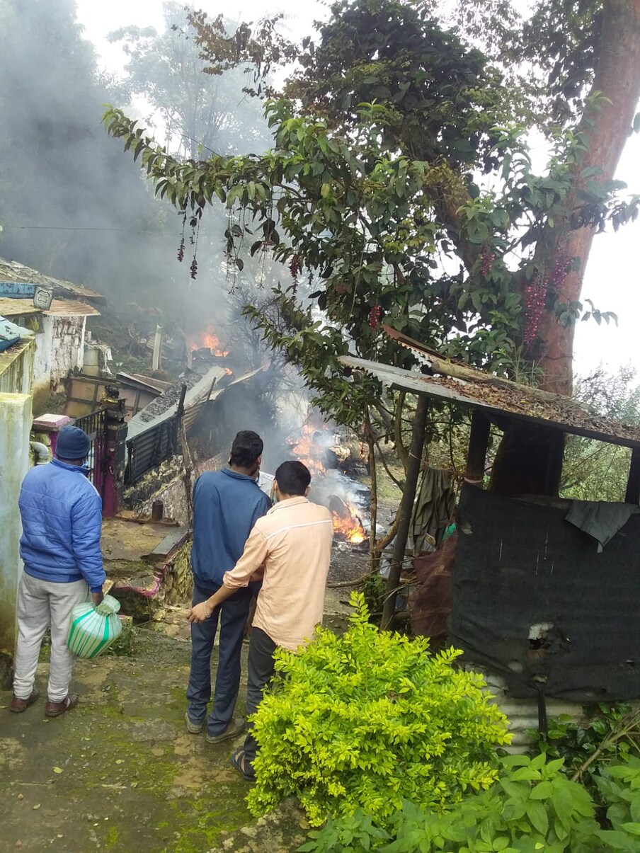 मिळालेल्या प्राथमिक माहितीनुसार, दुपारी 12 वाजून 40 मिनिटांनी ही दुर्घटना घडली आहे. 