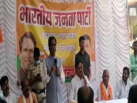 "आमच्या जुन्या मित्राला नगरपंचायत निवडणुकीसाठी उमेदवारही सापडले नाहीत. ते सध्या आमच्यावर आरोप करण्यात गुंतलेले आहेत. आपल्यासोबत काहीही घडलं ते रावसाहेब दानवेंनी केलं, असं ते म्हणतात", अशी टीका रावसाहेब दानवे (Raosaheb Danve) यांनी केली. 