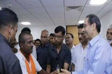'त्या' कट्टर शिवसैनिकाच्या मदतीसाठी सरसावली शिवसेना, या नेत्यानं घेतलं पालकत्व 'त्या' कट्टर शिवसैनिकाच्या मदतीसाठी सरसावली शिवसेना, या नेत्यानं घेतलं पालकत्व