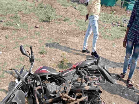 गेवराई तालुक्यातून राजरोसपणे अवैधरित्या वाळू उपसा करुन त्याची वाहतूक केली जातेय. ही वाहतूक महसूल तसेच पोलीस प्रशासनाच्या आशीर्वादाने सुरु आहे, अशी दबक्या आवाजात चर्चा आहे.