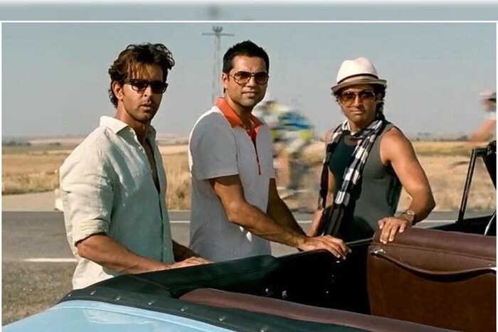 Zindagi Na Milegi Dobara : आयुष्यात कोणत्याही गोष्टीचा पश्चात्ताप न करण्याची शिकवण हा चित्रपट देतो. दिग्दर्शक झोया अख्तरने या चित्रपटाचे दिग्दर्शन केले असून हृतिक रोशन, कतरिना कैफ, अभय देओल, फरहान अख्तर यांसारख्या अनेक प्रसिद्ध सेलिब्रिटींनी या चित्रपटात काम केले आहे.