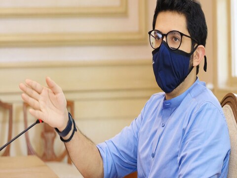 महाराष्ट्रात कोविड प्रतिबंधात्मक लसिकरण मोठ्या वेगाने सुरू आहे. येत्या काळात मास्कची सक्तीही हटवली जाणार असल्याची चर्चा सुरू झाली यावर मंत्री आदित्य ठाकरेंनी प्रतिक्रिया दिली आहे. (Maharashtra mask free soon?)