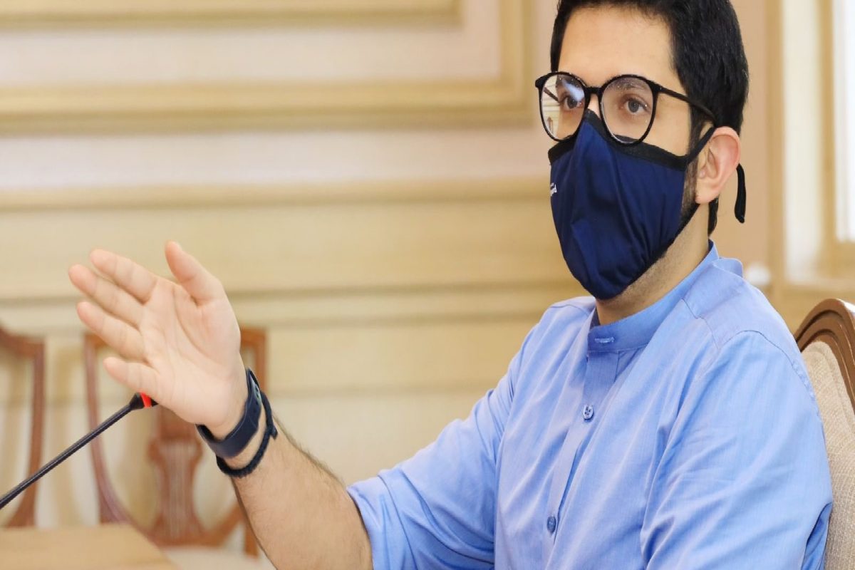 BREAKING: आदित्य ठाकरेंच्या निकटवर्तीच्या घरी आयकर विभागाची छापेमारी, राऊतांच्या पत्रकार परिषदेआधीच मोठी कारवाई