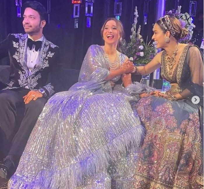 अंकिता लोखंडे आणि कंगना रणौतन आपल्या इन्स्टाग्राम स्टोरीमध्ये काही खास फोटो शेअर केले आहेत. हे फोटो अंकिताच्या संगीत नाईटचे आहेत. यामध्ये कंगना धम्माल करताना दिसून येत आहे. 