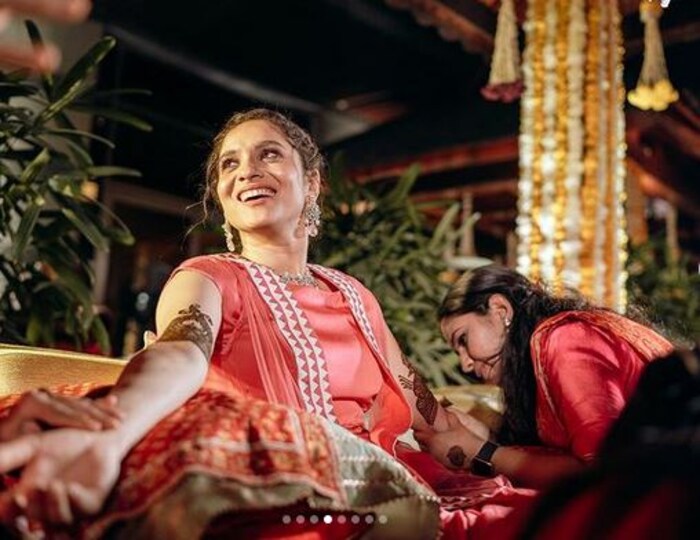 त्यानंतर आज अभिनेत्री अंकिता लोखंडेने इन्स्टाग्राम अकाऊंटवर आपल्या मेंदी समारंभाचे फोटो शेअर केले आहेत.यामध्ये अभिनेत्री सह सर्वच लोक फुल्ल ऑन धम्माल करताना दिसून येत आहेत. 