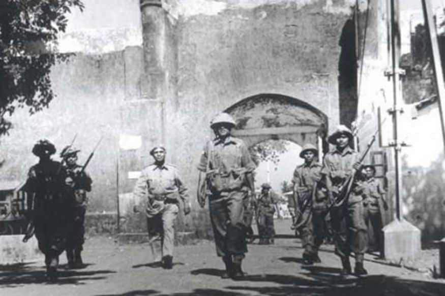 भारतीय लष्कराने एक दिवस अगोदर म्हणजेच 19 डिसेंबर 1961 रोजी गोव्याला पोर्तुगीज राजवटीपासून स्वातंत्र्य दिले होते. 18 डिसेंबर 1961 रोजी, ऑपरेशन विजय अंतर्गत, भारतीय सैन्य (जल, जमीन आणि नौदल) गोव्यात दाखल झाले आणि 450 वर्षांच्या गुलामगिरीतून गोवा मुक्त झाला.