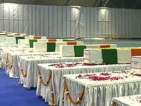 भारतीय लष्कराचे जवान आणि अधिकाऱ्यांवर अंत्यसंस्कार करण्याची नेमकी प्रक्रिया कशी असते, याबाबत जाणून घ्या. 
