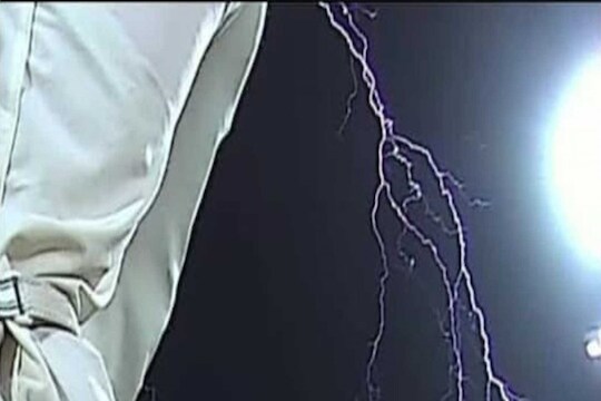 Ashes : ऑस्ट्रेलिया-इंग्लंडच्या खेळाडूंनी मृत्यू जवळून पाहिला, मैदानातला भीतीदायक VIDEO