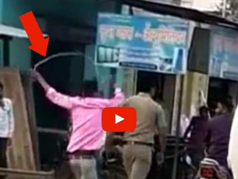Crime in Aurangabad: औरंगाबादेत एक संतापजनक घटना समोर आली आहे. याठिकाणी वाद सोडवण्यासाठी (Went to settle dispute) गेलेल्या एका पोलिसाचा दोन तरुणांनी चक्क दोरीने गळा आवळण्याचा प्रयत्न केला आहे. या घटनेचा व्हिडीओ समोर आला आहे.  