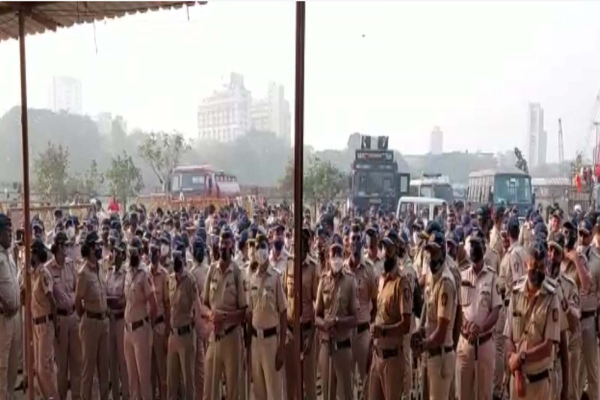 संध्याकाळपासून आझाद मैदानावर पोलिसांचा मोठा ताफा दाखल झाला. पाणी मारा करणारं वरुण वाहन आणि दंगा नियंत्रण पथक दाखल झाले आहे.