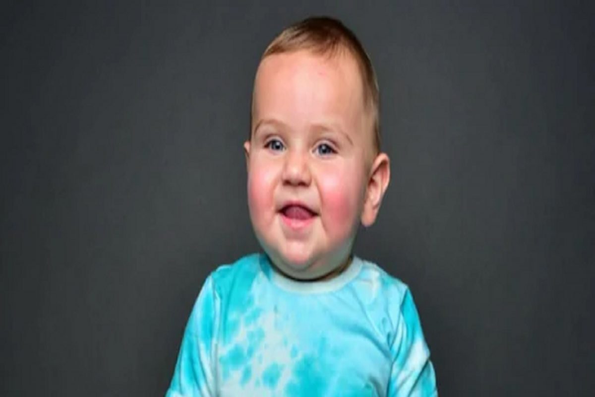 सॉरी म्हणण्याची सवय लावा - 
अनेकदा कितीही मोठी चूक झाली तरी मुलं सॉरी म्हणायला किंवा माफी मागायला किंवा चूक मान्य करायला तयार नसतात. त्यांना सॉरी म्हणायला कमीपणा वाटतो. त्यांना समजावून सांगा की, त्यांच्या छोट्याशा चुकीबद्दलही सॉरी म्हणायला हवं. यामुळं त्यांची प्रतिमा खराब होणार नाही तर ती सुधारेल.