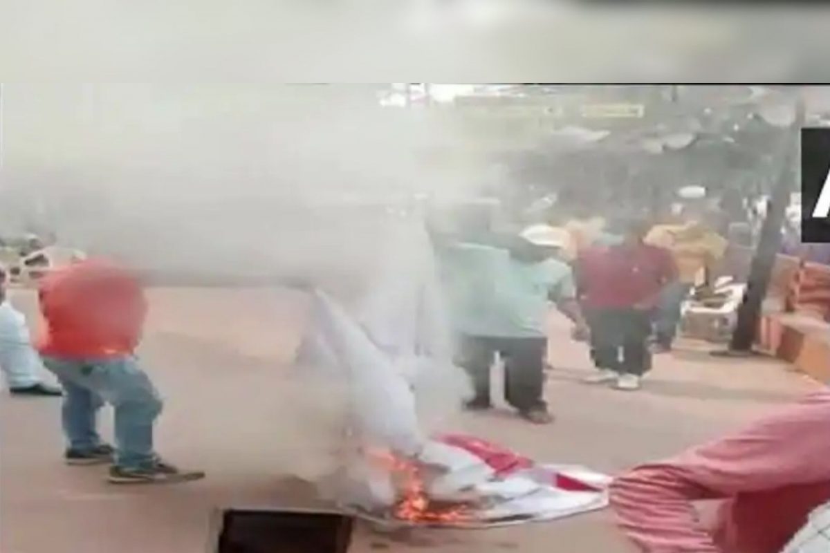 'पाकिस्तानी फूड फेस्टिव्हल' आयोजित करणाऱ्या हॉटेलवर बजरंग दलाचा हल्ला, बॅनरला लावली आग